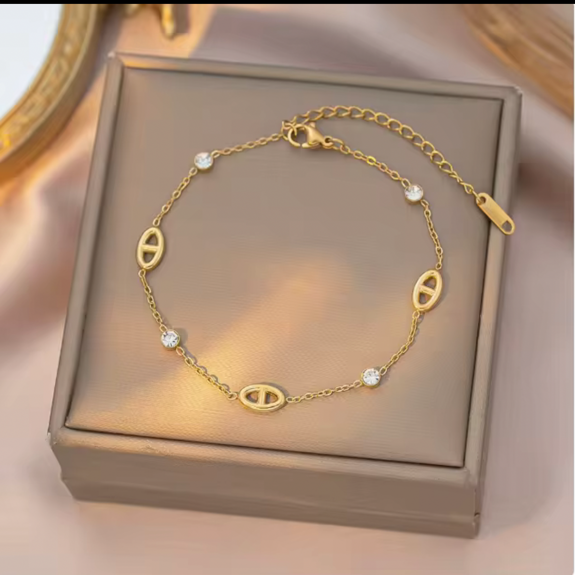 Bracelet dorée avec des strass