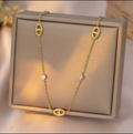 Collier dorée avec strass